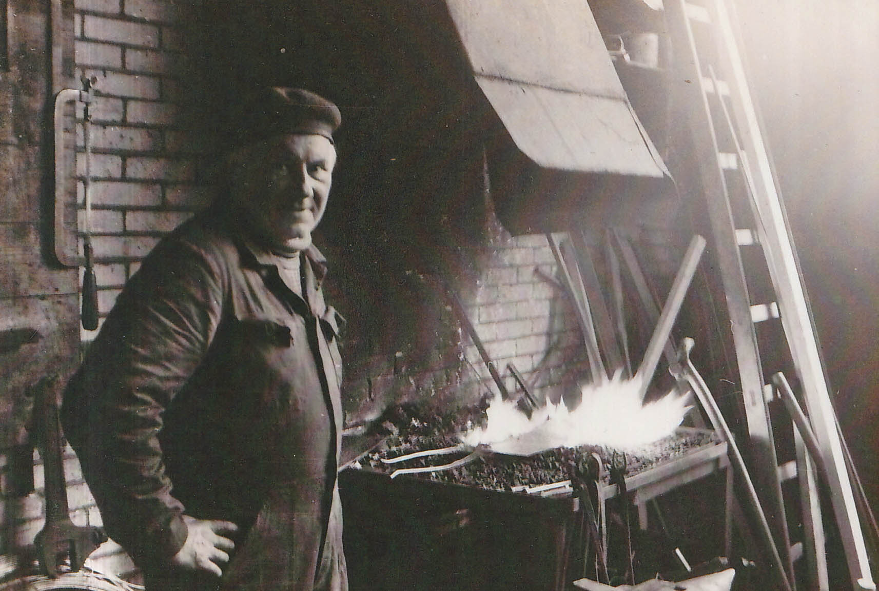 Herman Pragt bij de smids
